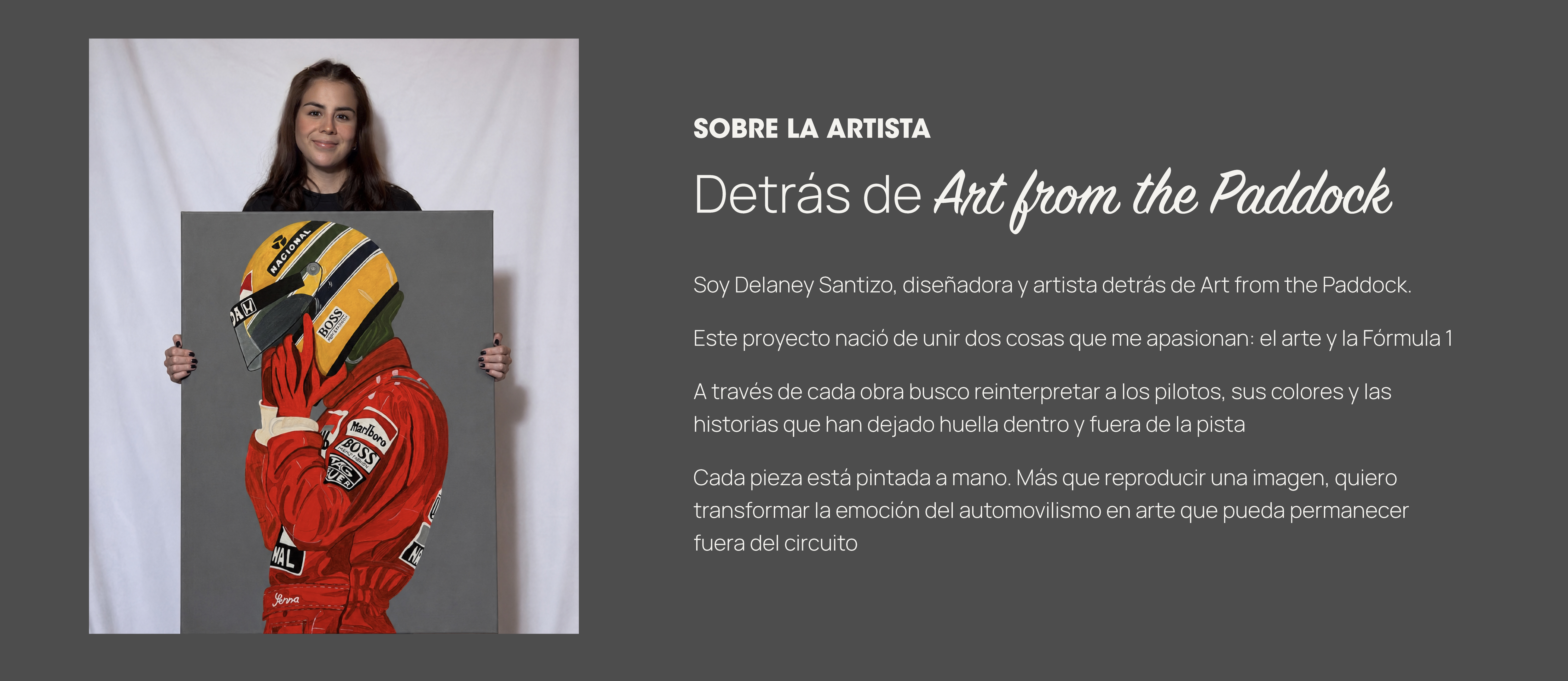 Delaney Santizo, artista de Art from the Paddock, sosteniendo su obra de Ayrton Senna